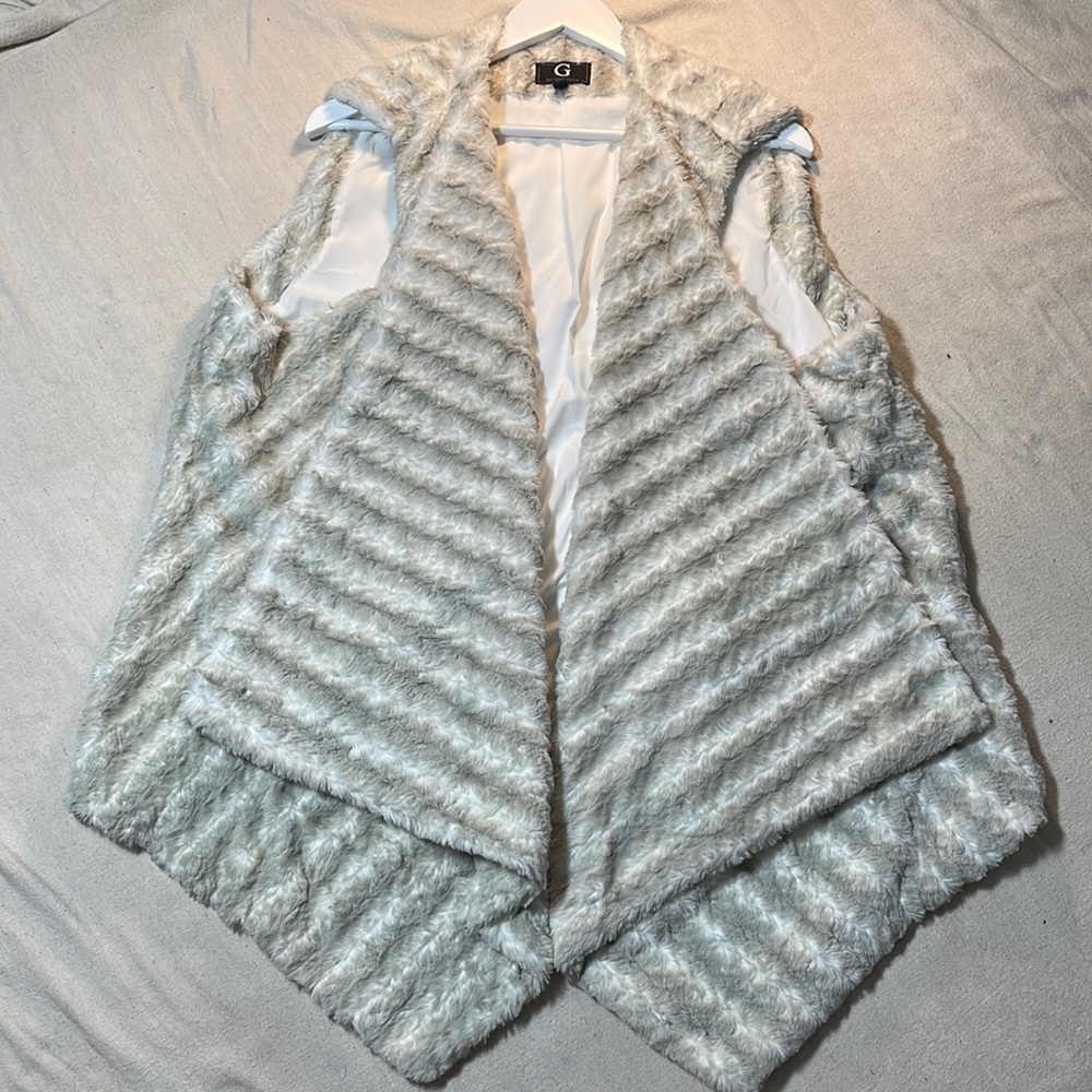G by Giuliana white & gray faux fur high low vest size 2X